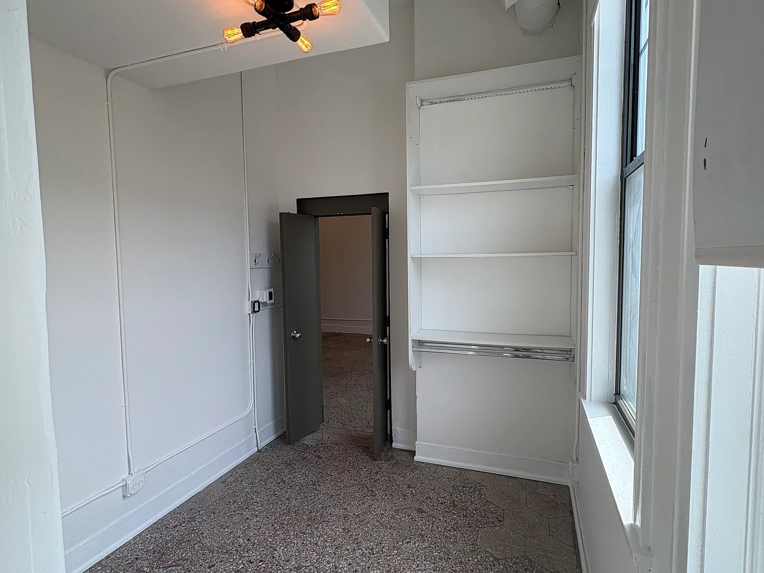 1513 N Western Ave — Photo 4