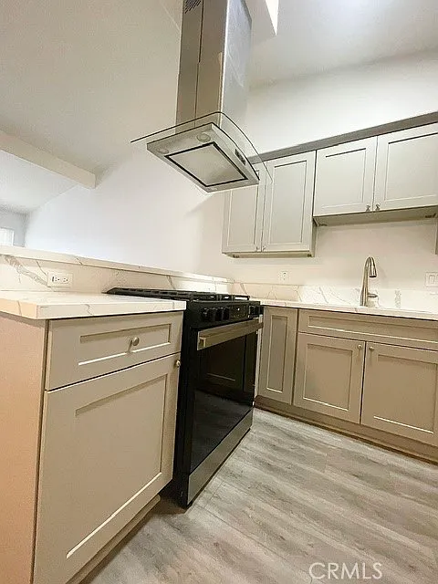 2 bed, 1000 sqft, $2,100 — Photo 2