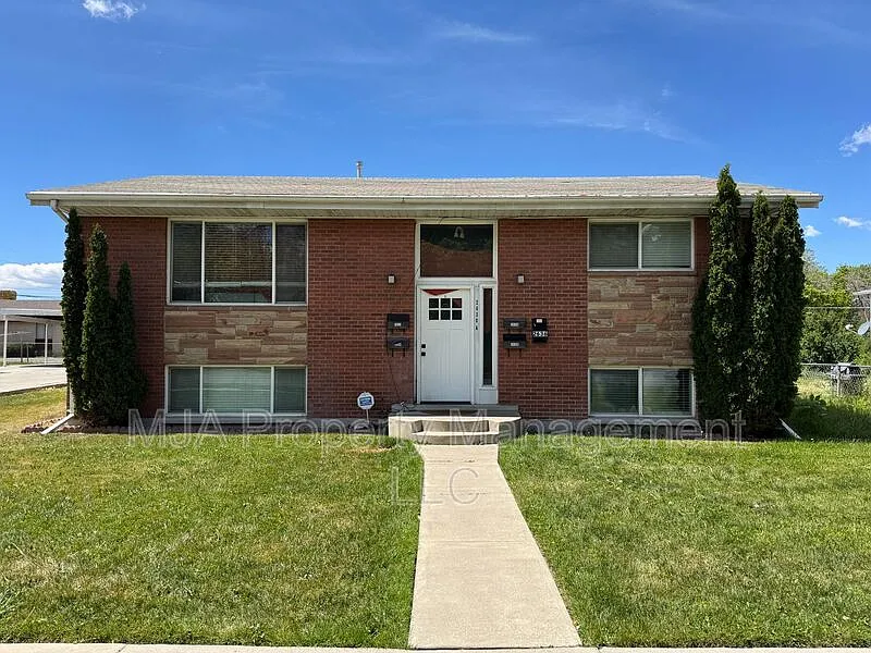 2 bed, 1.0 bath, 1100 sqft, $1,295 — Photo 2