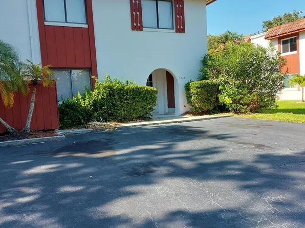 2067 Oak Meadow Cir, South Daytona, FL 32119