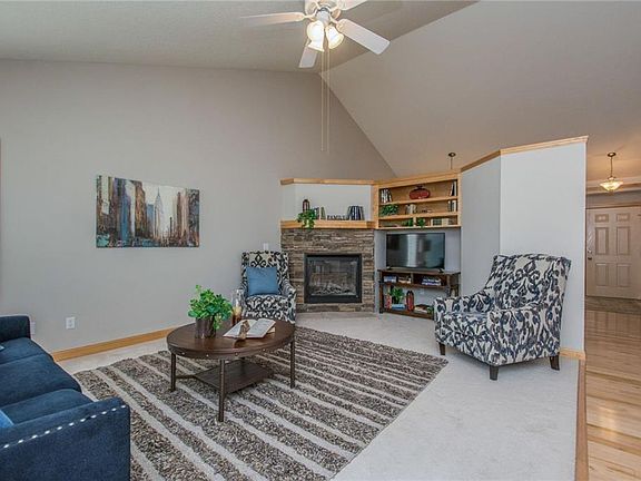 4th image of 805 NW Boulder Brook Dr