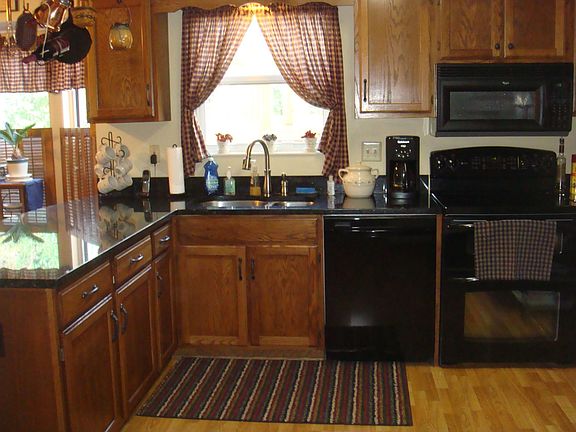 Beautiful Kitchen w New Granite and New Appliances!