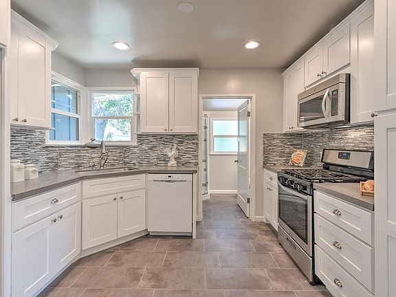 5th image of 6539 De Celis Place