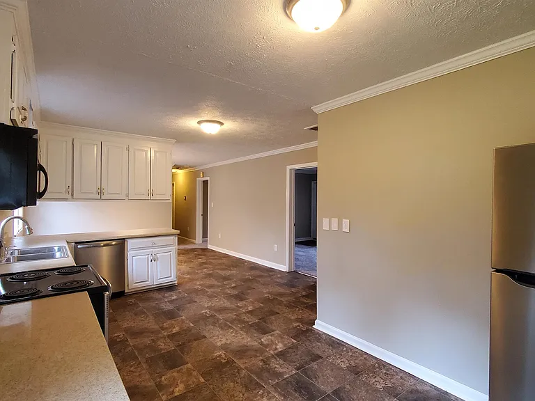 180 N Burson Ave — Photo 13