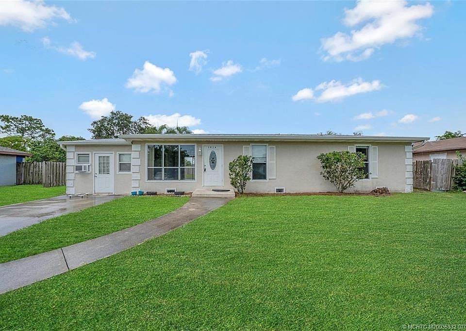 1st image of 1016 SE Floresta Dr