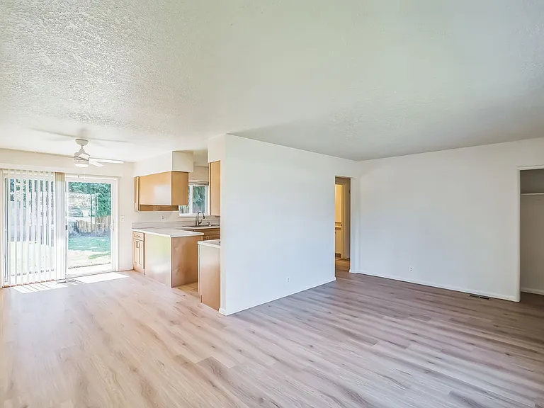 1554 SE Spruce St — Photo 7