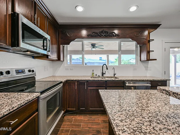 2914 E Michelle Dr — Photo 8