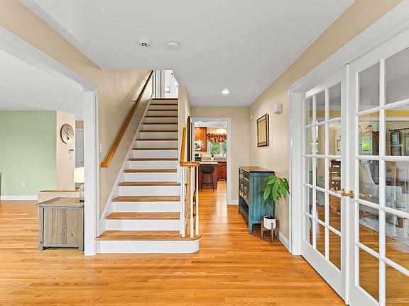 4th image of 12 Waterbury Ln