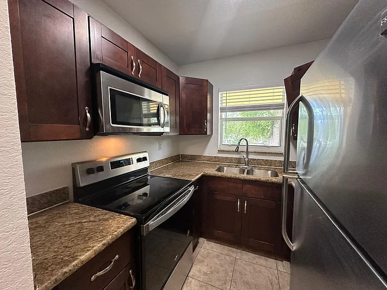 2640 NE 8th Ave — Photo 13