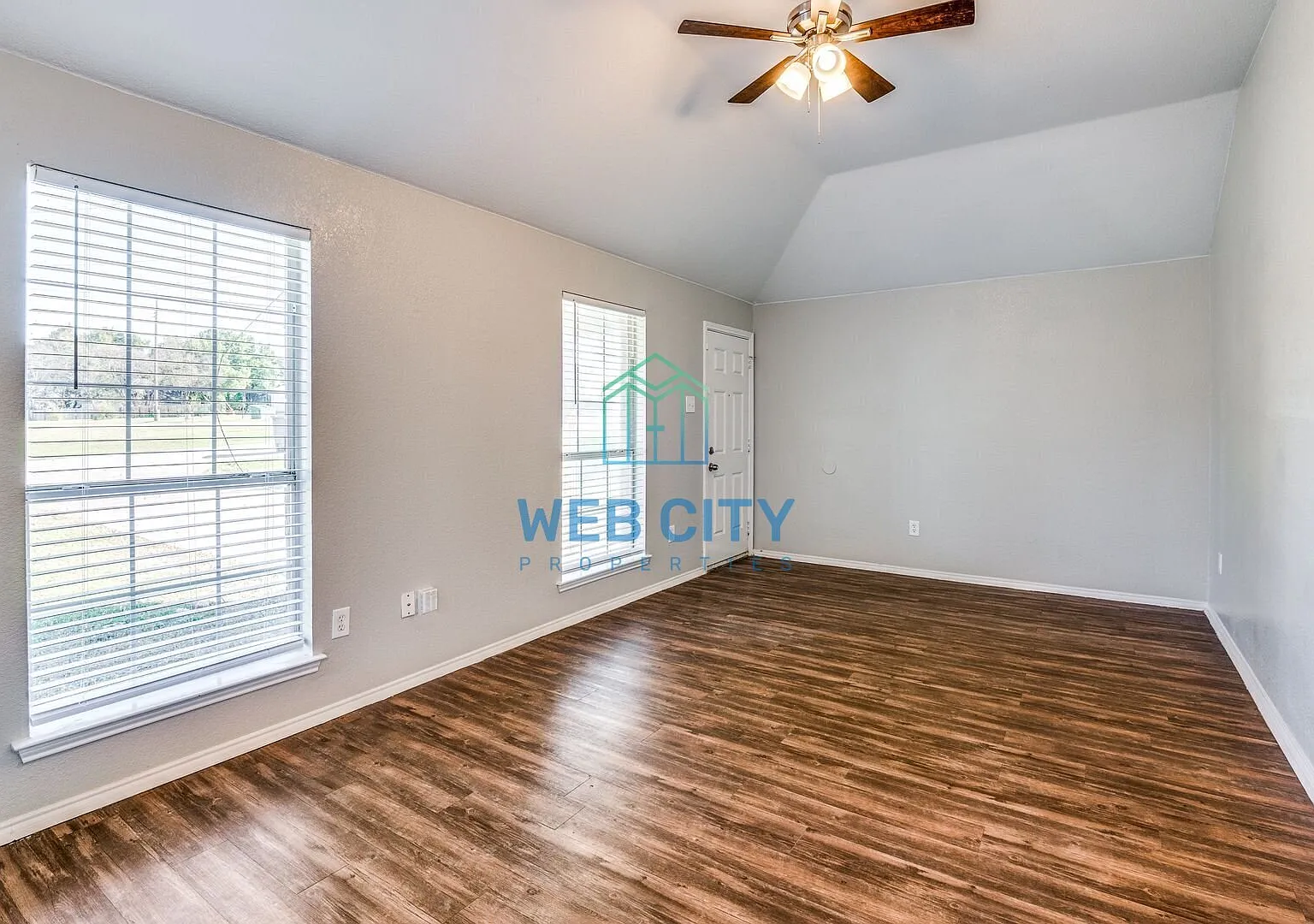 **Coming Soon** Beautiful Brick 3 Bed 2 Bath House For Rent In Dallas! — Photo 2
