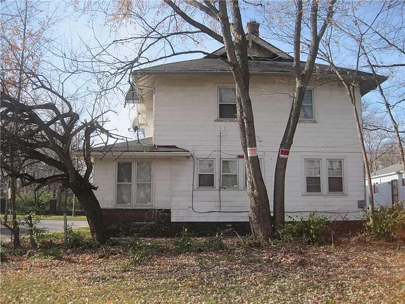 2nd image of 3203 N Boulevard Pl