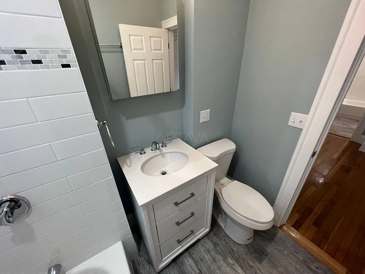 Davis Square / Porter Square area, 4 bedroom, 1 bathroom apartment — Photo 4