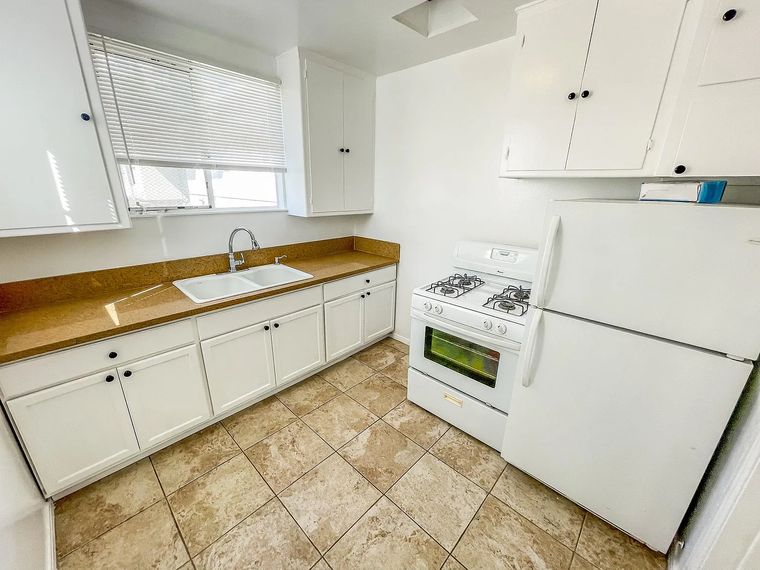 Studio, 300 sqft, $1,675 — Photo 3