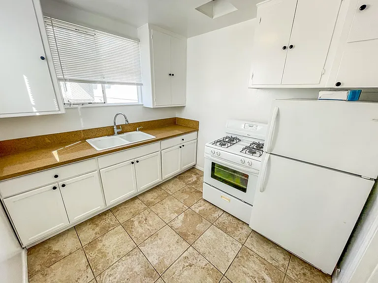 1421 1/2 N Hayworth Ave — Photo 3