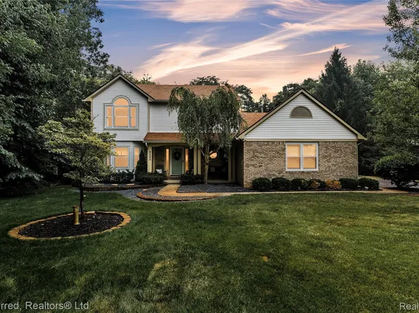 8242 Terrace Ct, Pinckney, MI 48169
