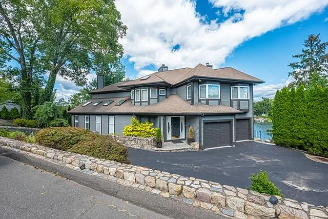 20 Shore Rd — Photo 2
