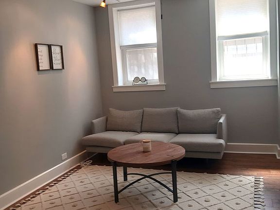 3rd image of 1050 W Balmoral Ave #2G