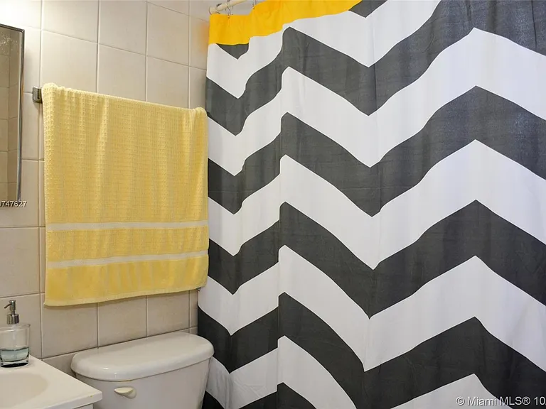 11520 NE 6th Ave #10 — Photo 6