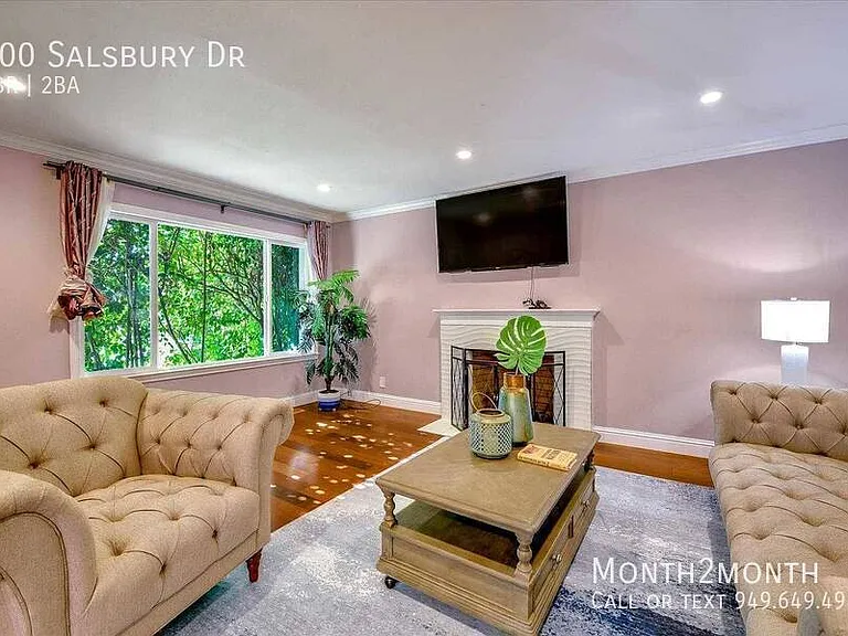 300 Salsbury Dr — Photo 1