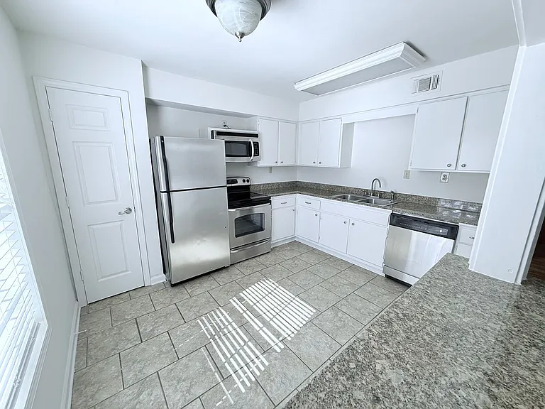 1100 Park Ln #201 — Photo 4