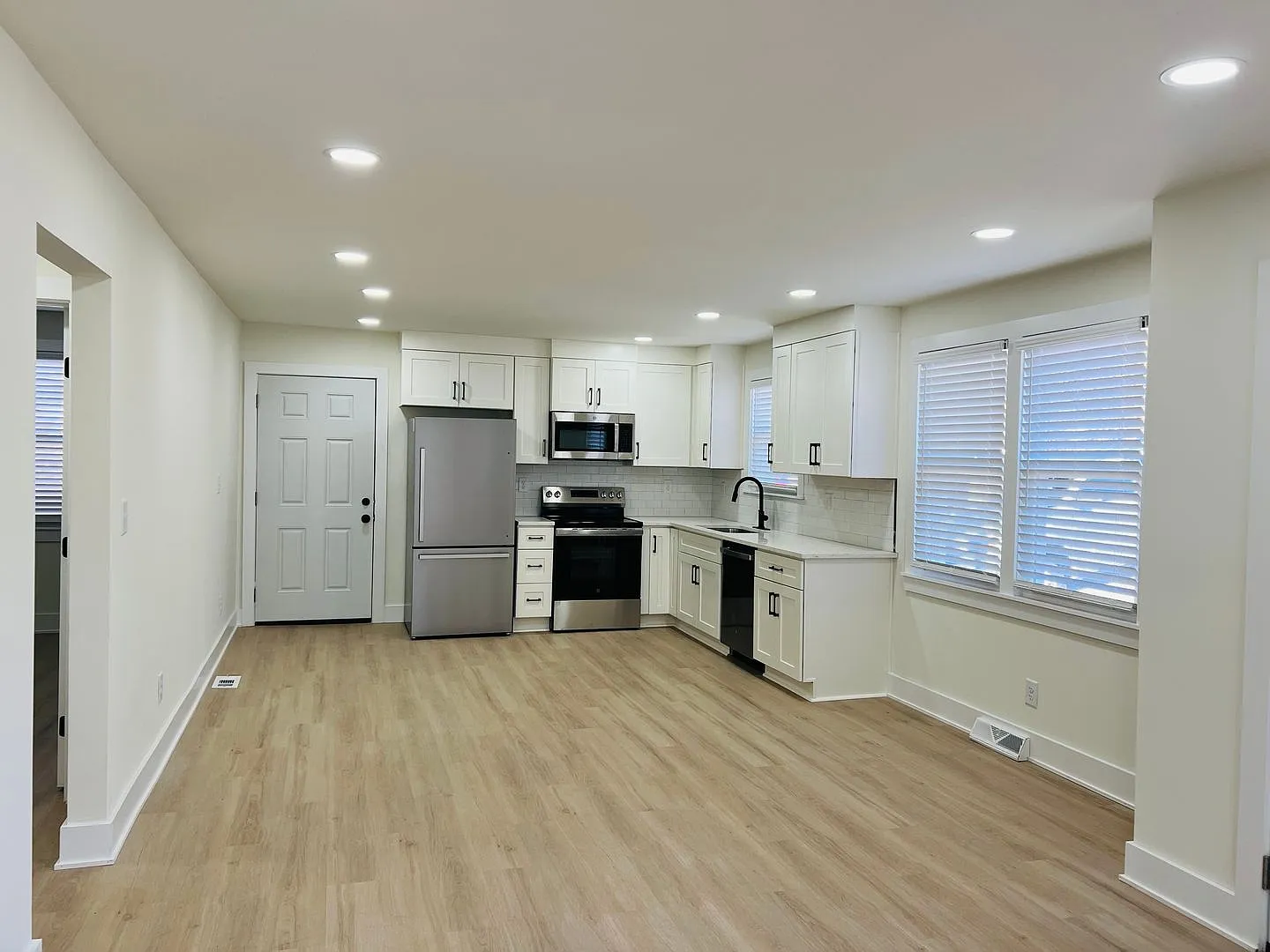 Available 2/1 ! Just Steps Away From Downtown Greenville & the Swamp Rabbit Trail! — Photo 3