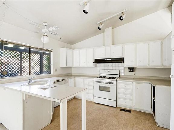 4th image of 77883 Chandler Way