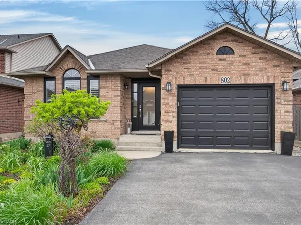 802 Upper Horning Rd, Hamilton, ON L9C 7R4