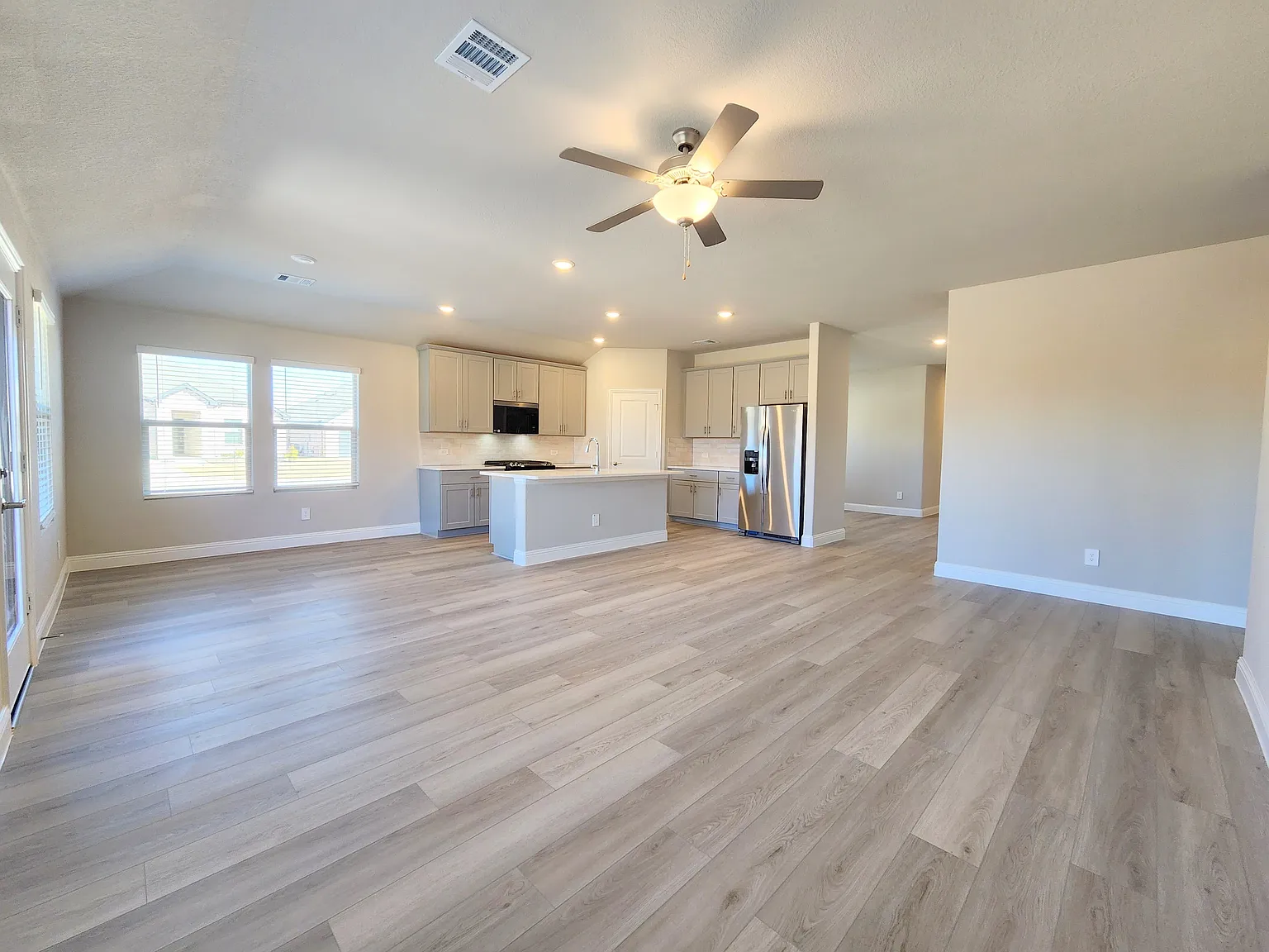 4 bed, 2270 sqft, $1,995 — Photo 4