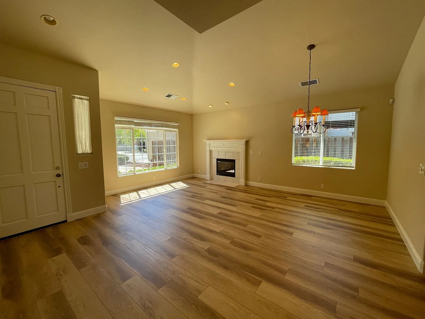 Beautifully Updated One-Story Home in Desirable Oak Creek Park Morgan Hill — Photo 3