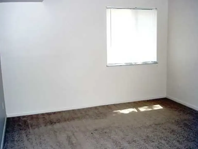 Ebonhurst Apartments — Photo 22