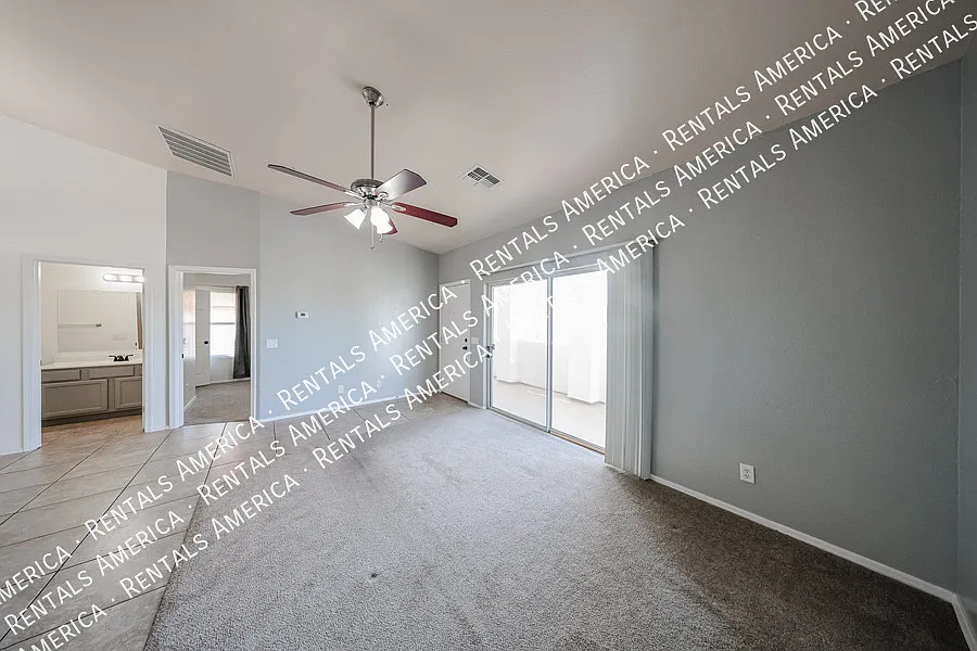 Bright and Spacious 2 bed 2 bath condo with Vaulted Ceilings! — Photo 2