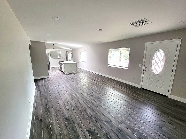 535 W 15th St — Photo 4