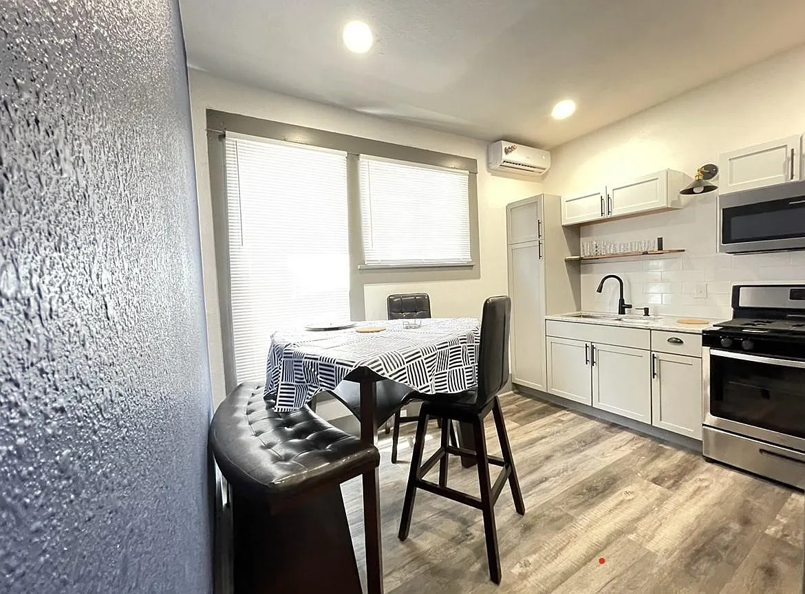 521 W Craig Pl — Photo 4