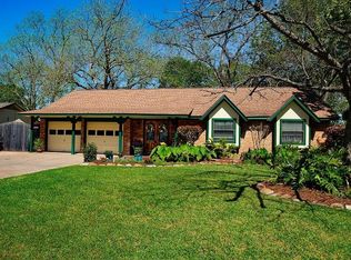 105 Gladiola St, Lake Jackson, TX 77566