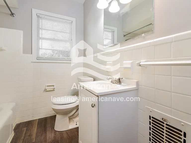 1038362_012_wm_-_main_bathroom_13470360.jpg