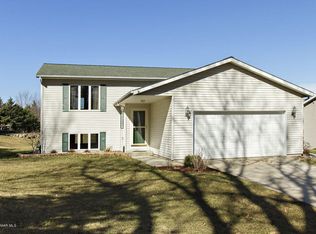 770 Jefferson Dr, Zumbrota, MN 55992