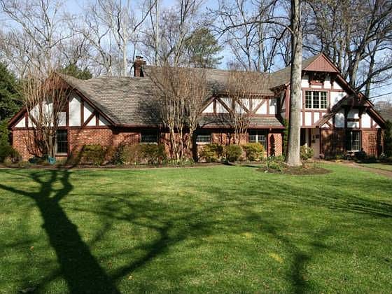1st image of 204 E Oxford Cir