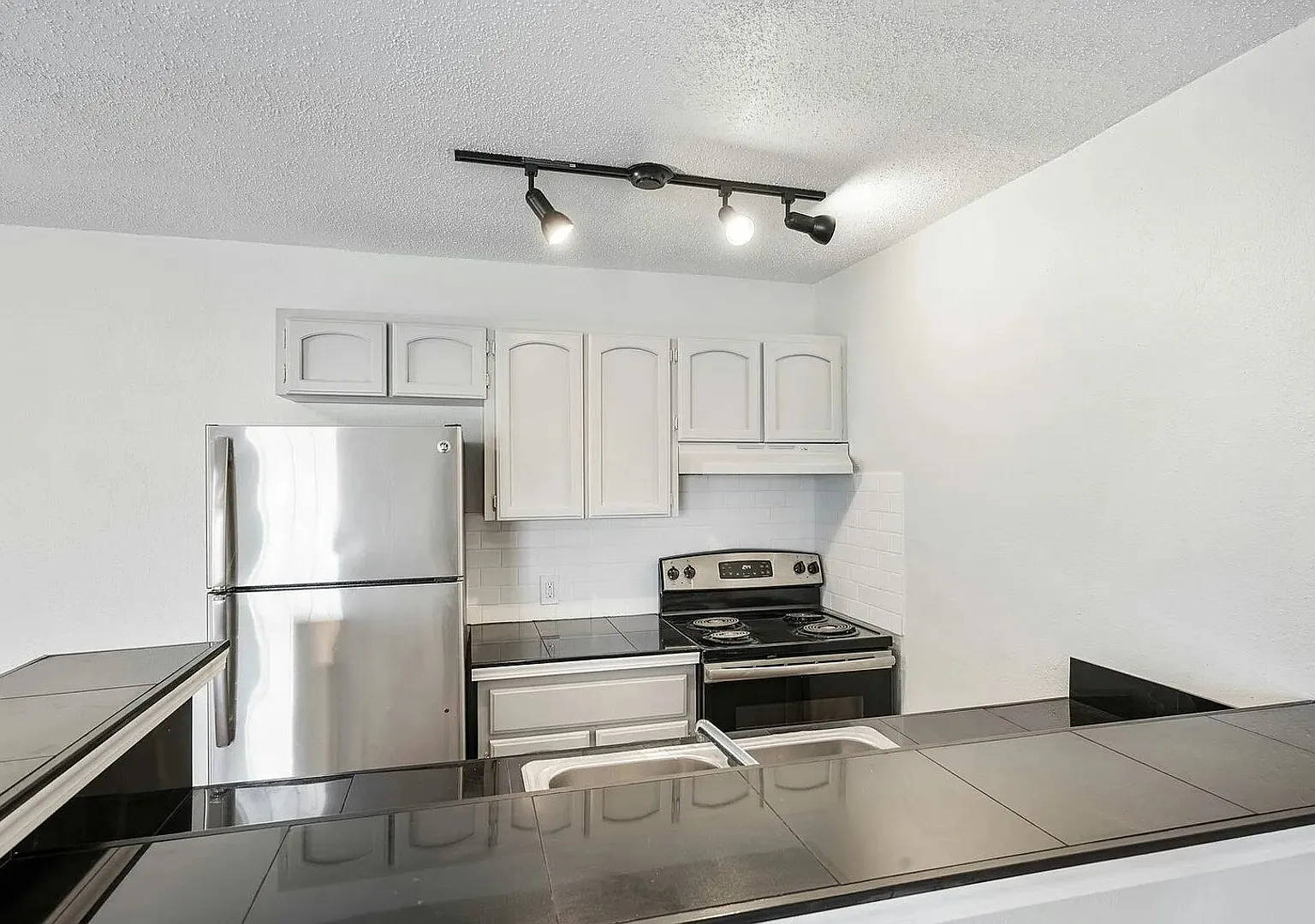 Renovated Townhome in Englewood — Photo 2