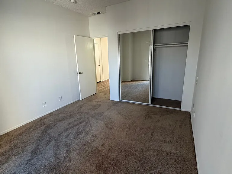 Farmdale Court Apartments — Photo 12