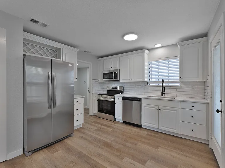 1911 Lavaca Ct — Photo 4