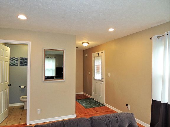 4th image of 745 Davis St