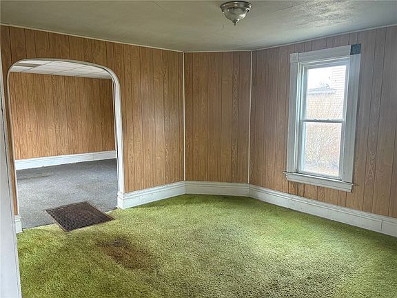 3rd image of 901 Broadway Ave