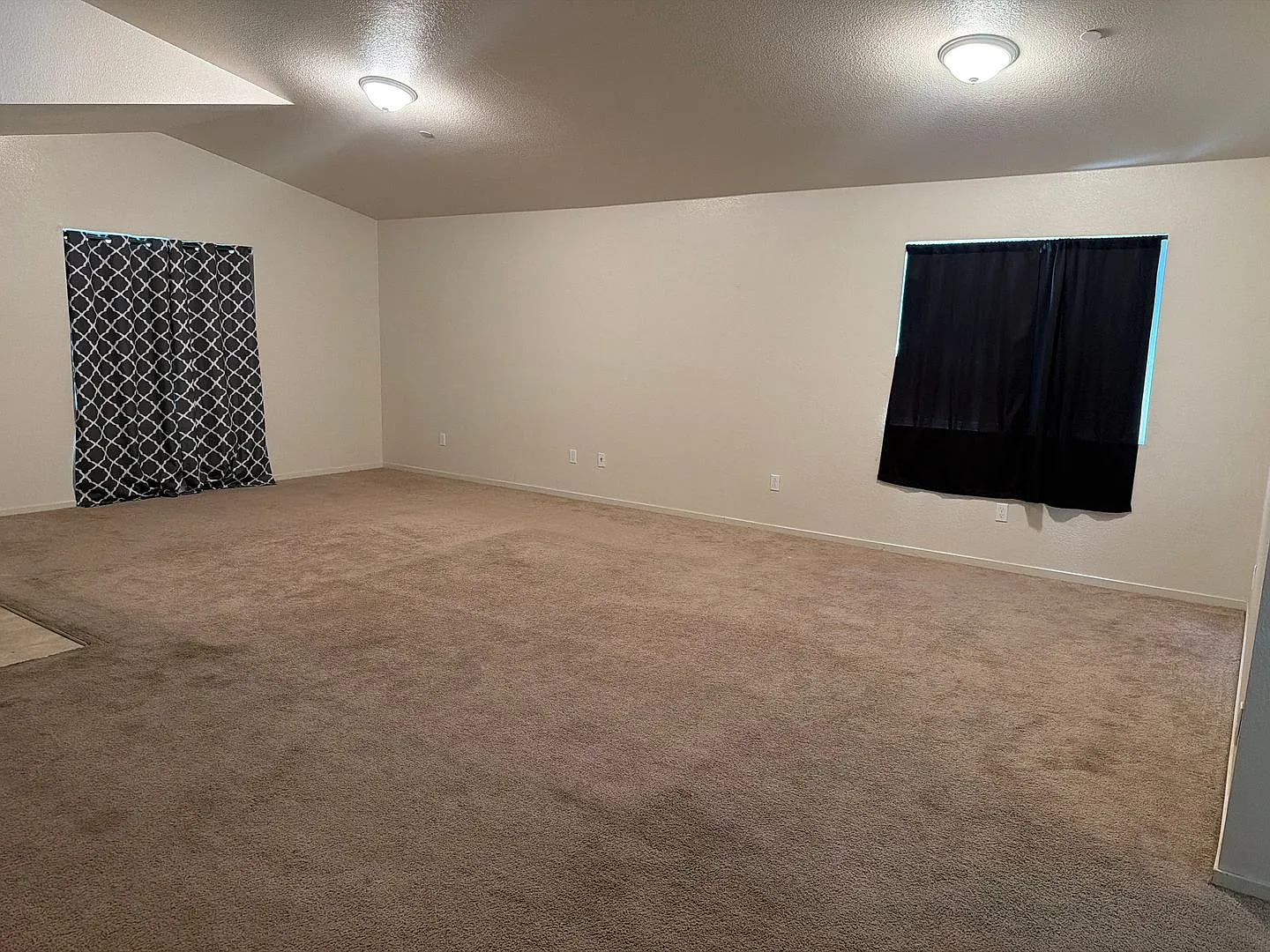 Beautiful Single Story Home On Corner Lot — Photo 4