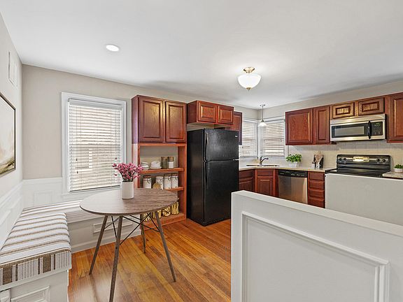 3rd image of 359 Stratford Dr