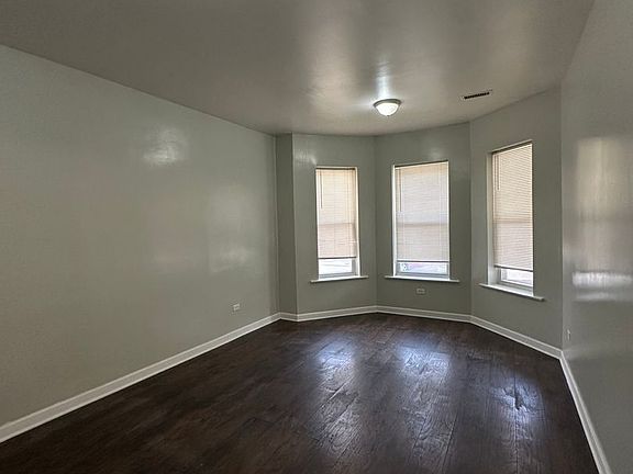 4th image of 702-704 E 50th Pl #704-102