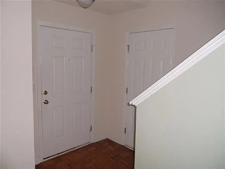 2 bed, 2.5 bath, 1327 sqft, $1,600 — Photo 2