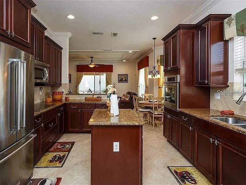 5 bed, 4.0 bath, 3741 sqft, $3,300 — Photo 3