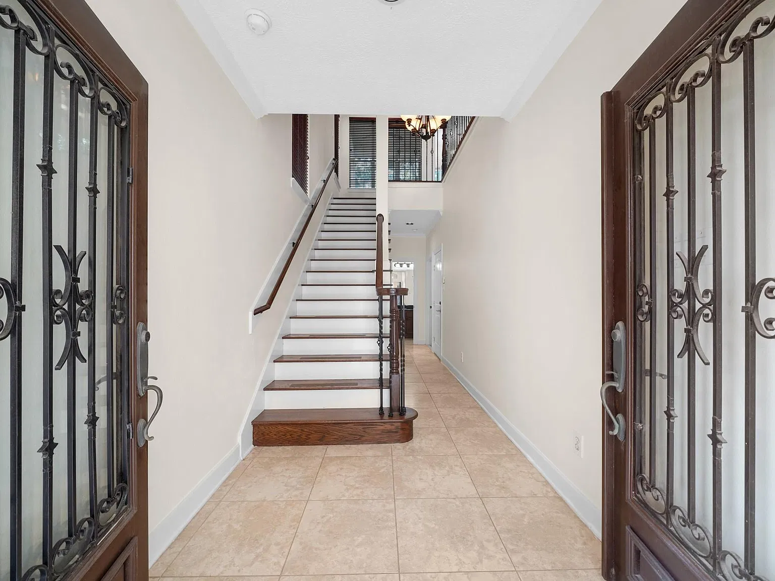 3 bed, 3.5 bath, 2356 sqft, $2,650 — Photo 2