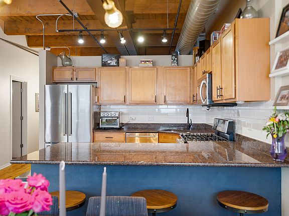 4th image of 420 W Ontario St APT 304