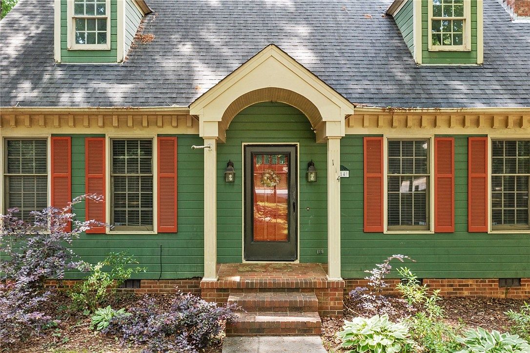 12 Green Exterior House Colors to Fawn Over